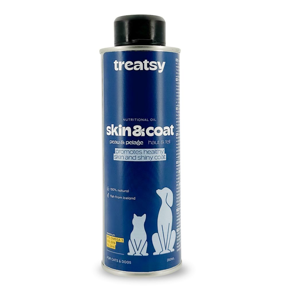 Blauwe bus met zwarte deksel. Opschrift: Treatsy, Skin & Coat. Tekst: Voor honden & katten. 250 ml.