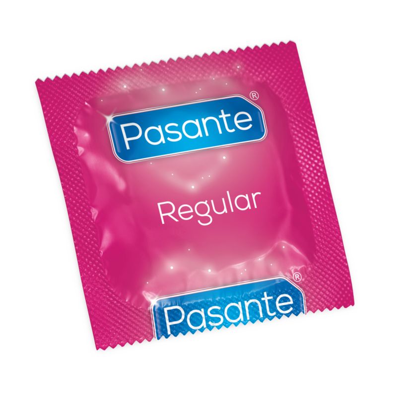 Emballage rose Pasante Regular. Rectangles bleus avec texte blanc.