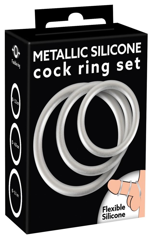 Trois anneaux de pénis argentés métalliques en silicone flexible, posés côte à côte.