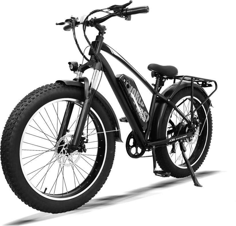 Zwarte e-bike met brede banden. Zichtbaar: bagagerek, spatborden, schijfremmen, koplamp, accu.
