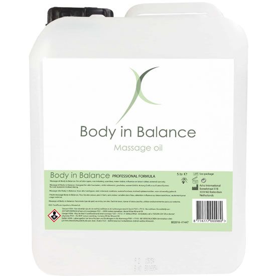 Witte jerrycan met zwarte dop. Etiket met tekst en logo: Body in Balance Massage Oil. Tekst: PROFESSIONAL FORMULA.