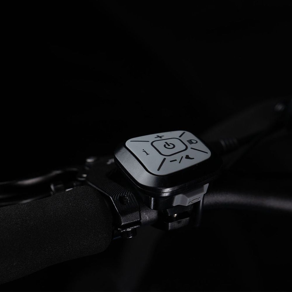 Stuur bediening met knoppen. Zwarte achtergrond. Symbolen voor licht, stroom en meer.