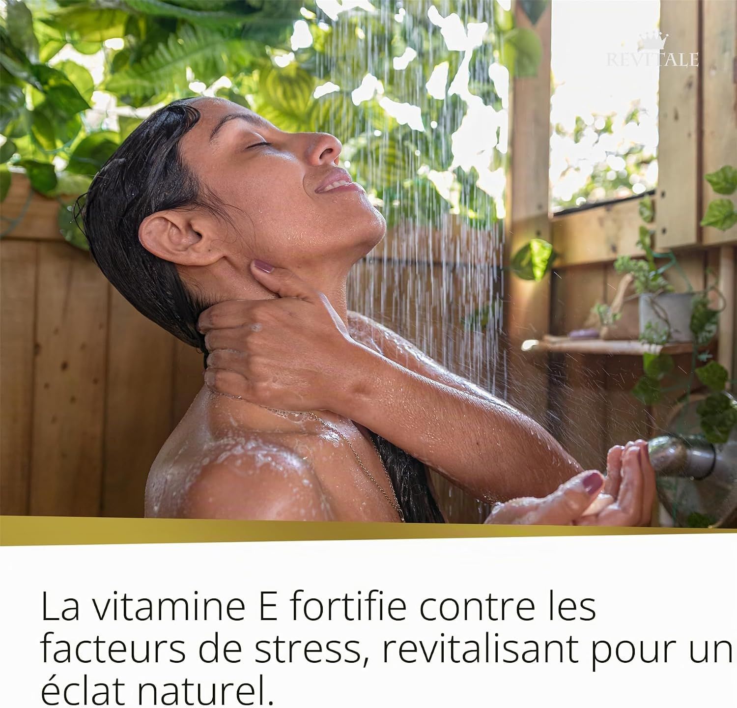 Femme sous une douche, yeux fermés, tête levée.