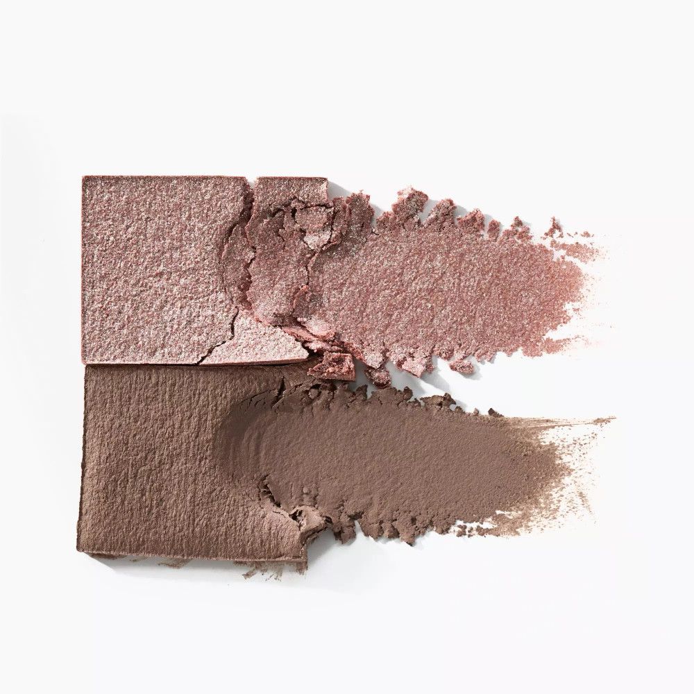 Deux couleurs d'ombres à paupières et leurs échantillons. Une couleur est marron, l'autre est scintillante. Sur fond blanc.