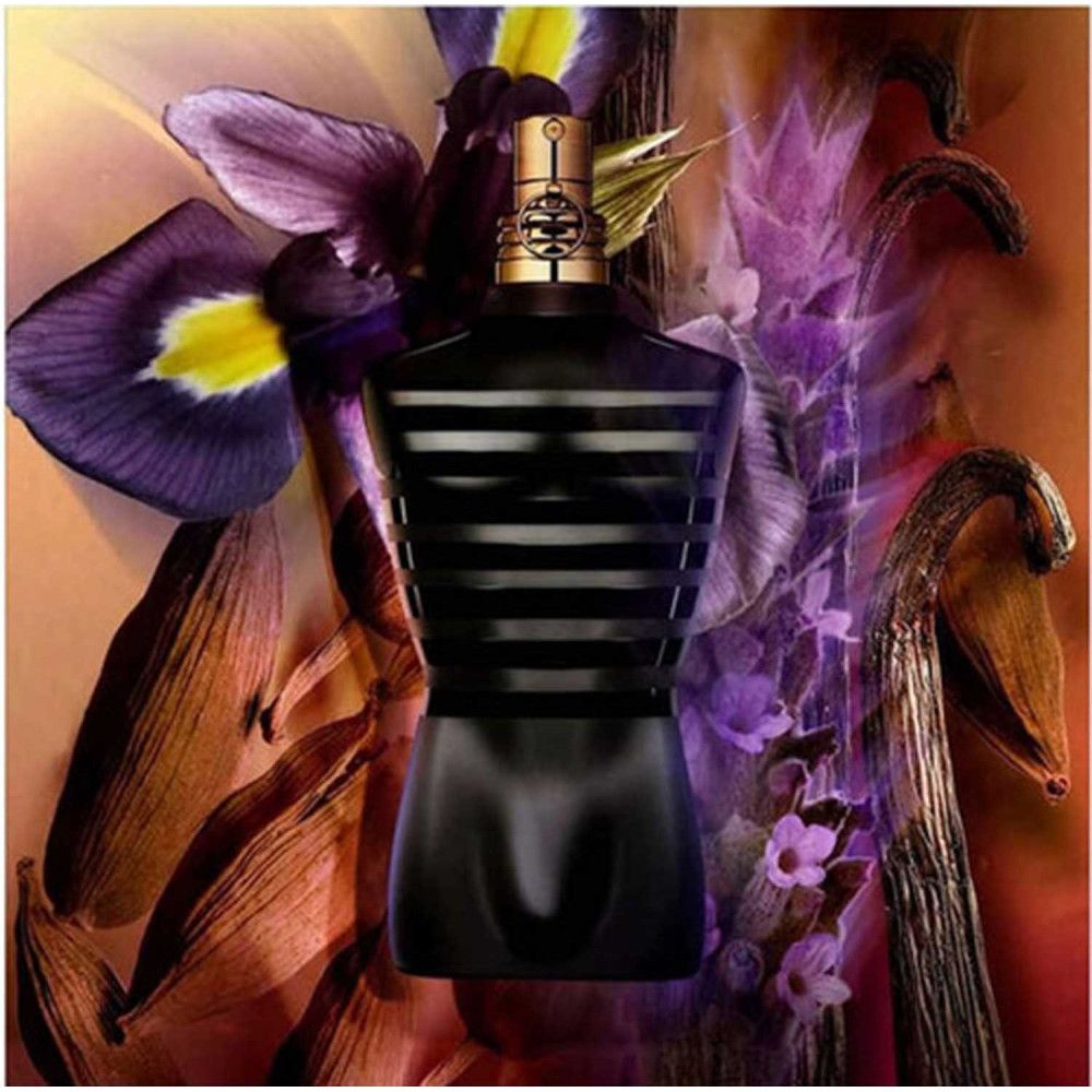 Zwarte torso-vormige fles met gouden dop. Achtergrond met bloemen en planten. Geen andere inscriptie.