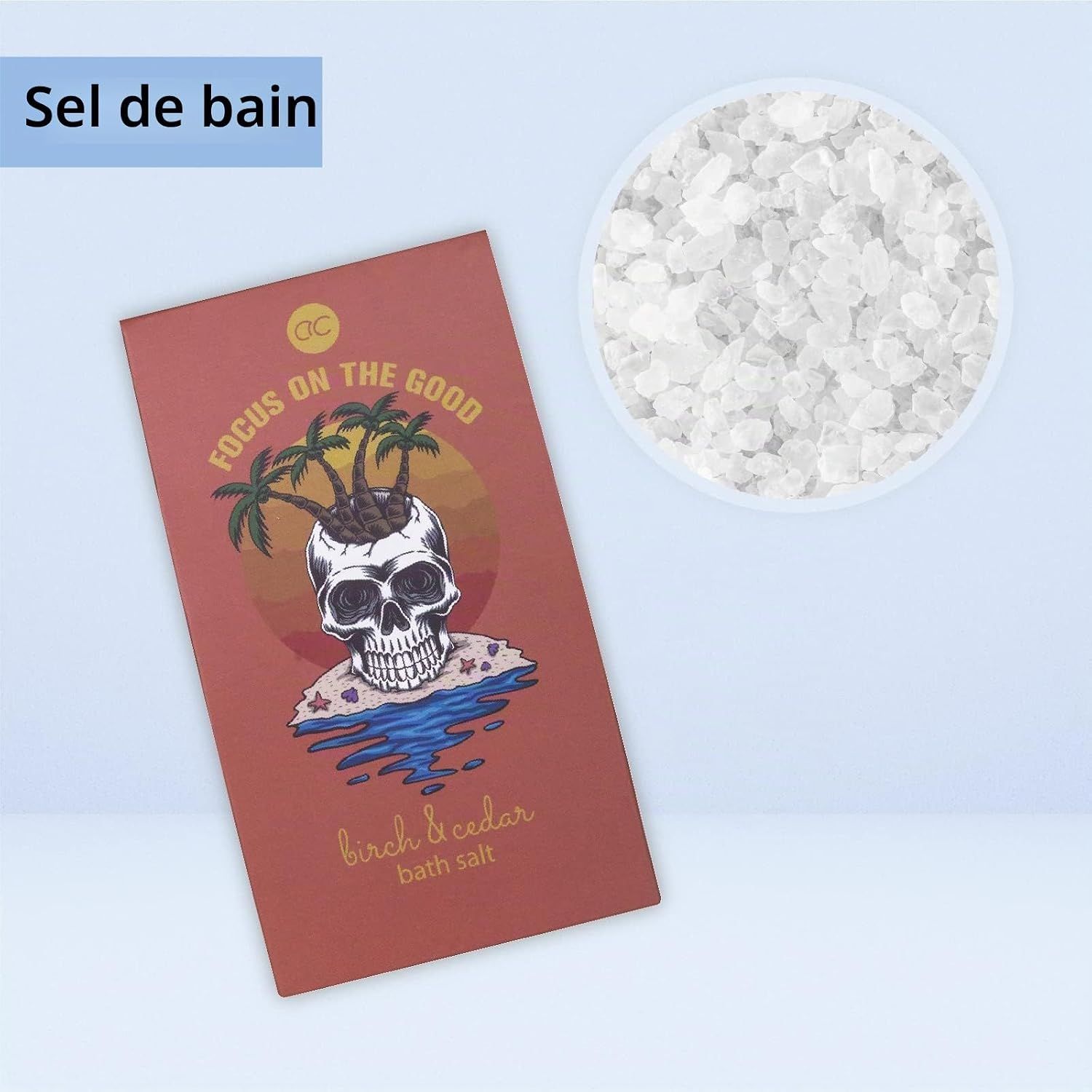 Emballage de sel de bain avec un design de crâne et un échantillon séparé de sel blanc.