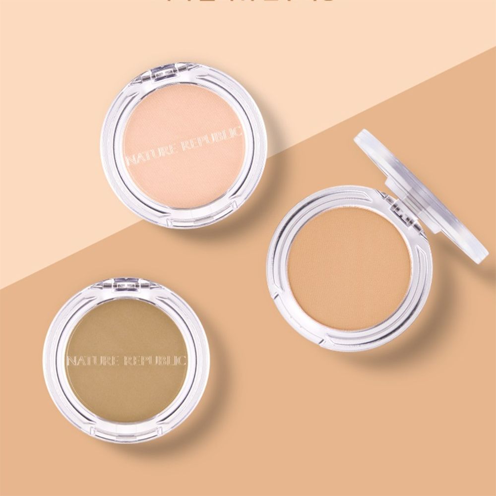 Drie ronde houders met poeder, twee met deksels. De merknaam is zichtbaar op de houders.