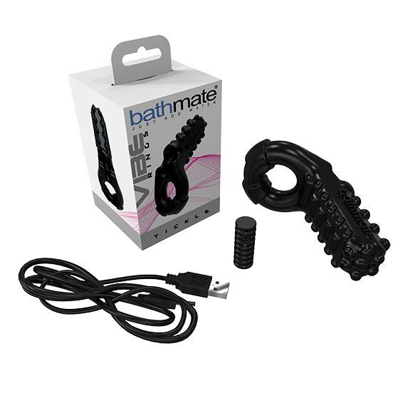 Productverpakking met penisring, USB-kabel en apart element. Opschrift "bathmate".