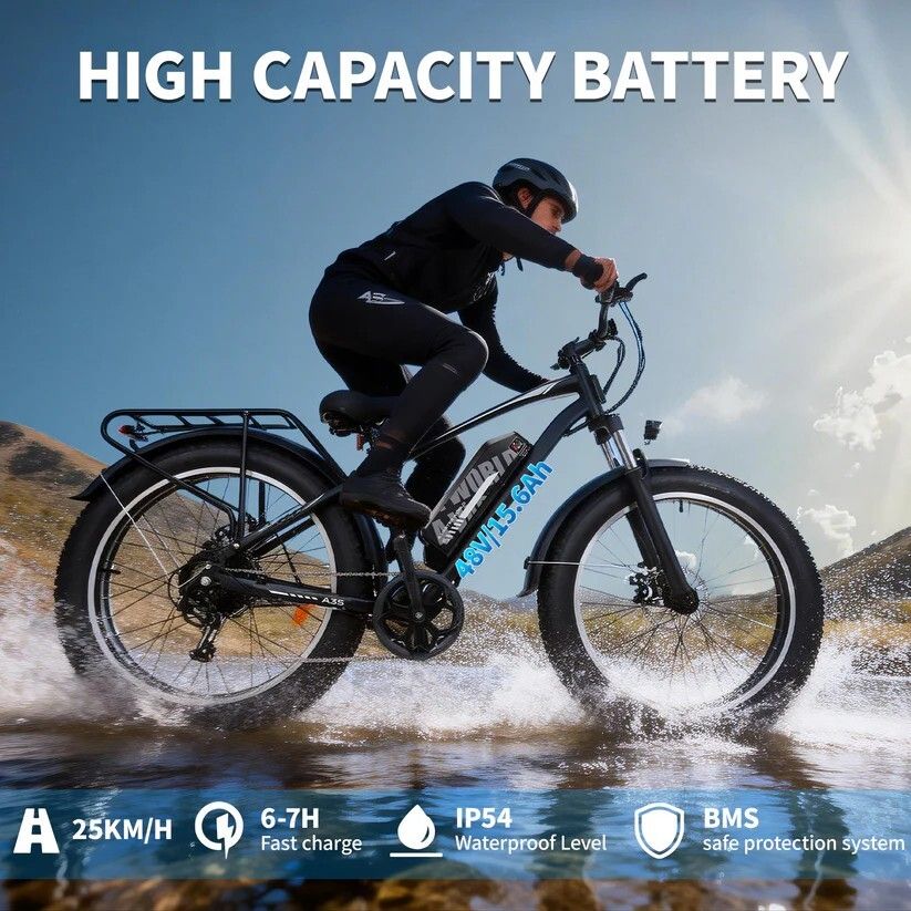 Persoon fietst op e-bike door water. Tekst: High Capacity Battery, 48V 13Ah, IP54, 25km/h, 6-7H Fast charge, BMS.