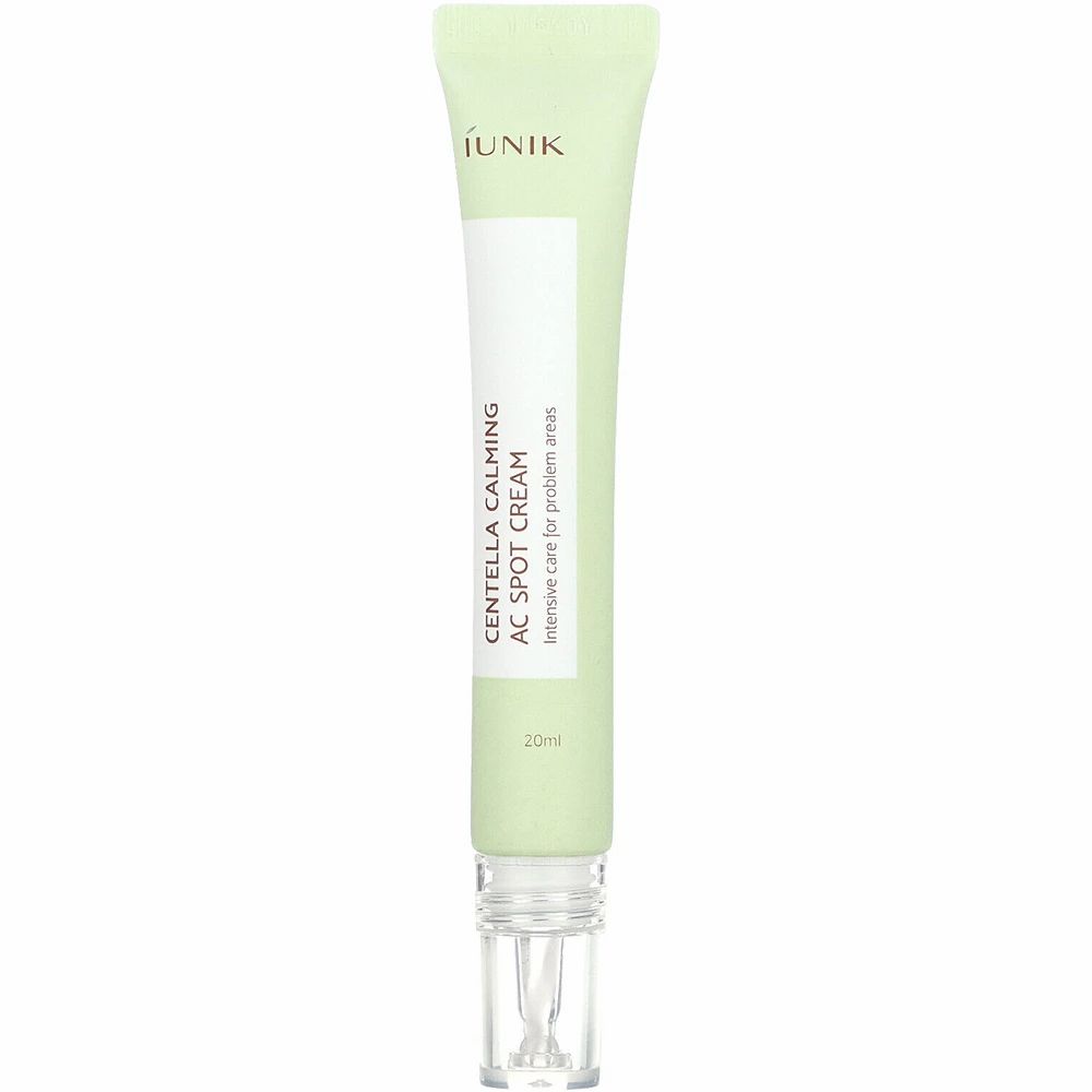 Tube verte avec étiquette blanche. Inscription : iUNIK, Centella Calming AC Spot Cream. Applicateur transparent.