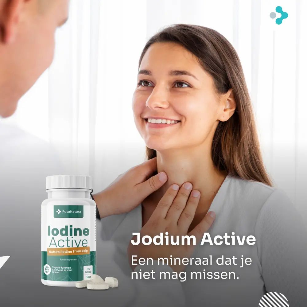 Vrouw en man bekijken fles FutuNatura Jod Active. Tabletten ernaast.