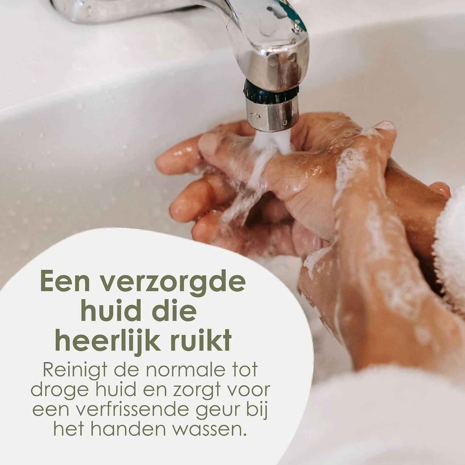Handen worden gewassen onder stromend water met zeep.
