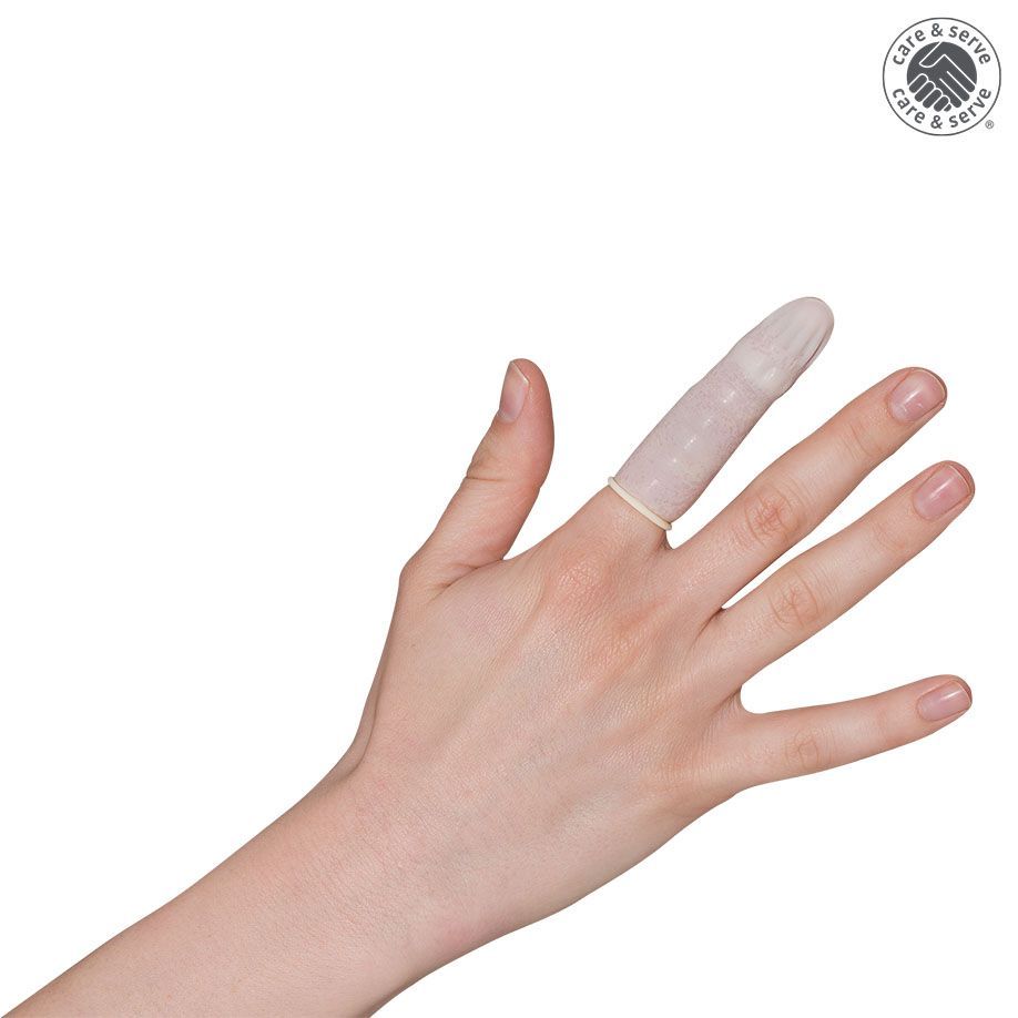 Een witte latex vingercondoom met opgerolde rand, gedragen op een vinger.