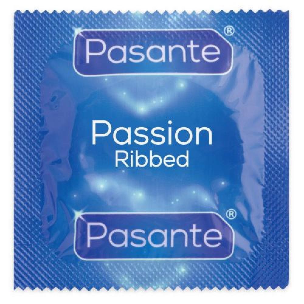 Individuele condoom in blauwe verpakking. Merk Pasante, model Passion Ribbed. Geribbeld design.