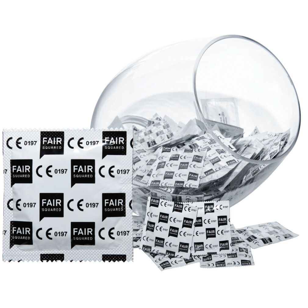 Préservatifs emballés individuellement. Logo FAIR SQUARED et marquage CE. Quelques-uns devant un bocal en verre.