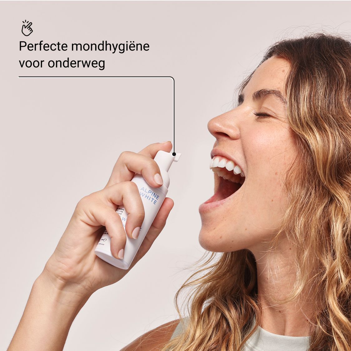 Vrouw spuit "ALPINE WHITE Whitening Foam" in de mond. Tekst: Perfecte mondhygiëne.