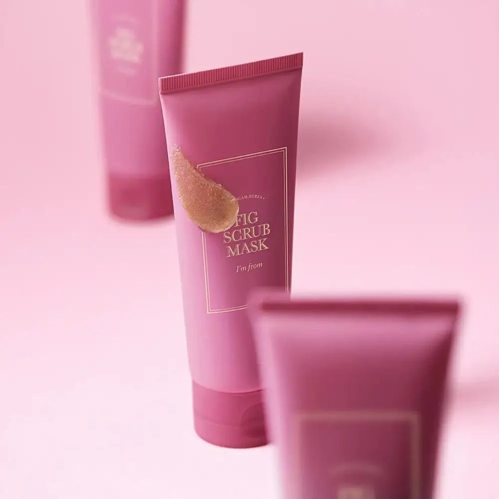 Roze tubes met productnaam en tekst. Opschrift: FIG SCRUB MASK, I'M FROM. Productmonster.