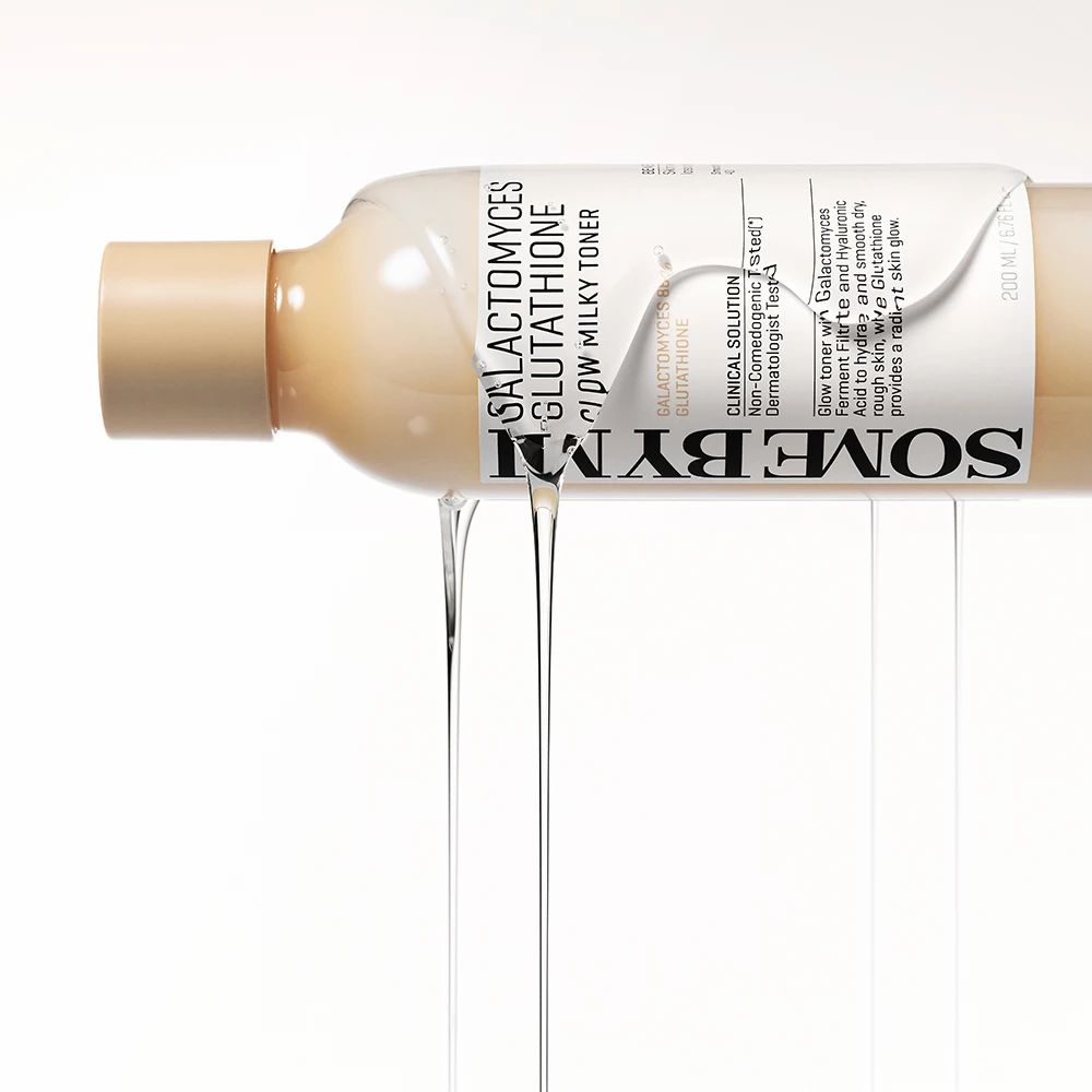 Fles SOME BY MI, Galactomyces Glutathione Glow Milky Toner. Vloeistof druppelt uit de fles.