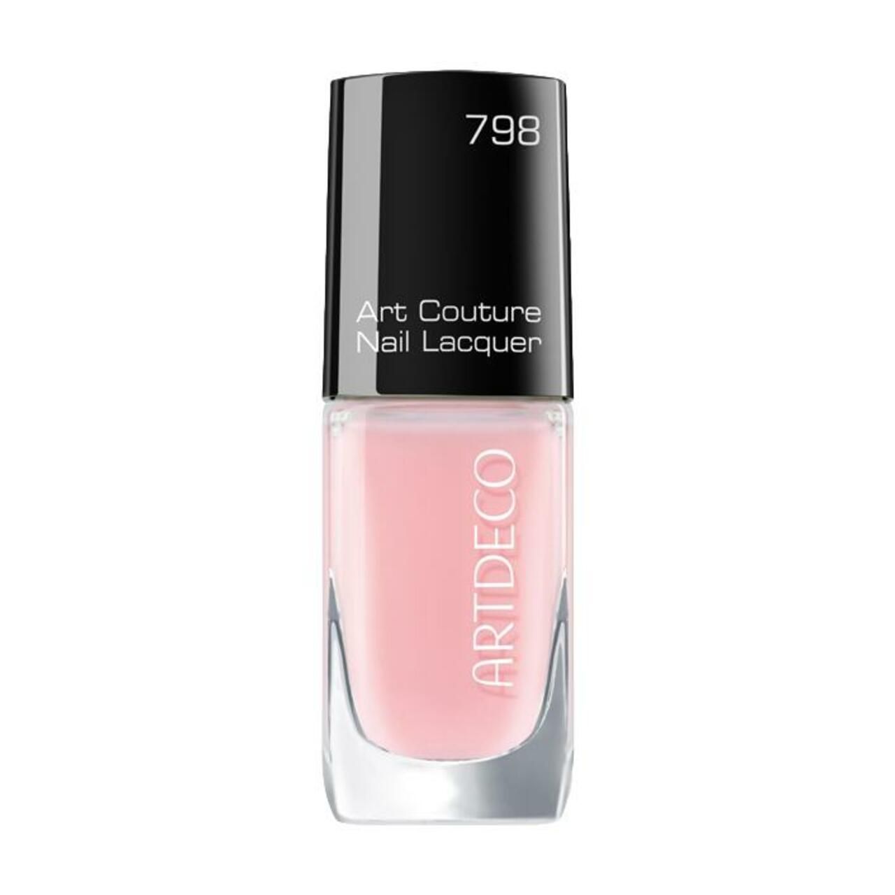 Roze nagellakfles. Zwarte dop met opschrift 798. Art Couture Nail Lacquer en Artdeco-logo.