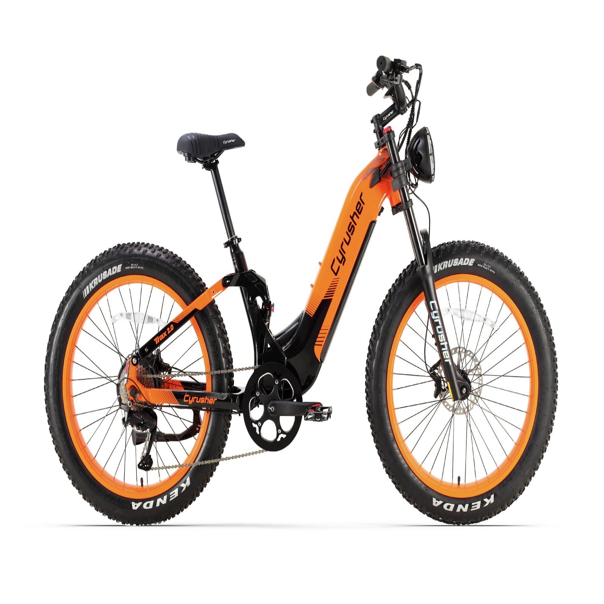 Oranje elektrische fiets met zwarte elementen. Brede banden, verende voorvork, koplamp. Merk CYRUSHER.