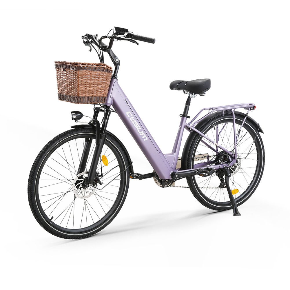 Vélo électrique violet avec panier. Marque CYSUM. Pneus, selle et guidon noirs.