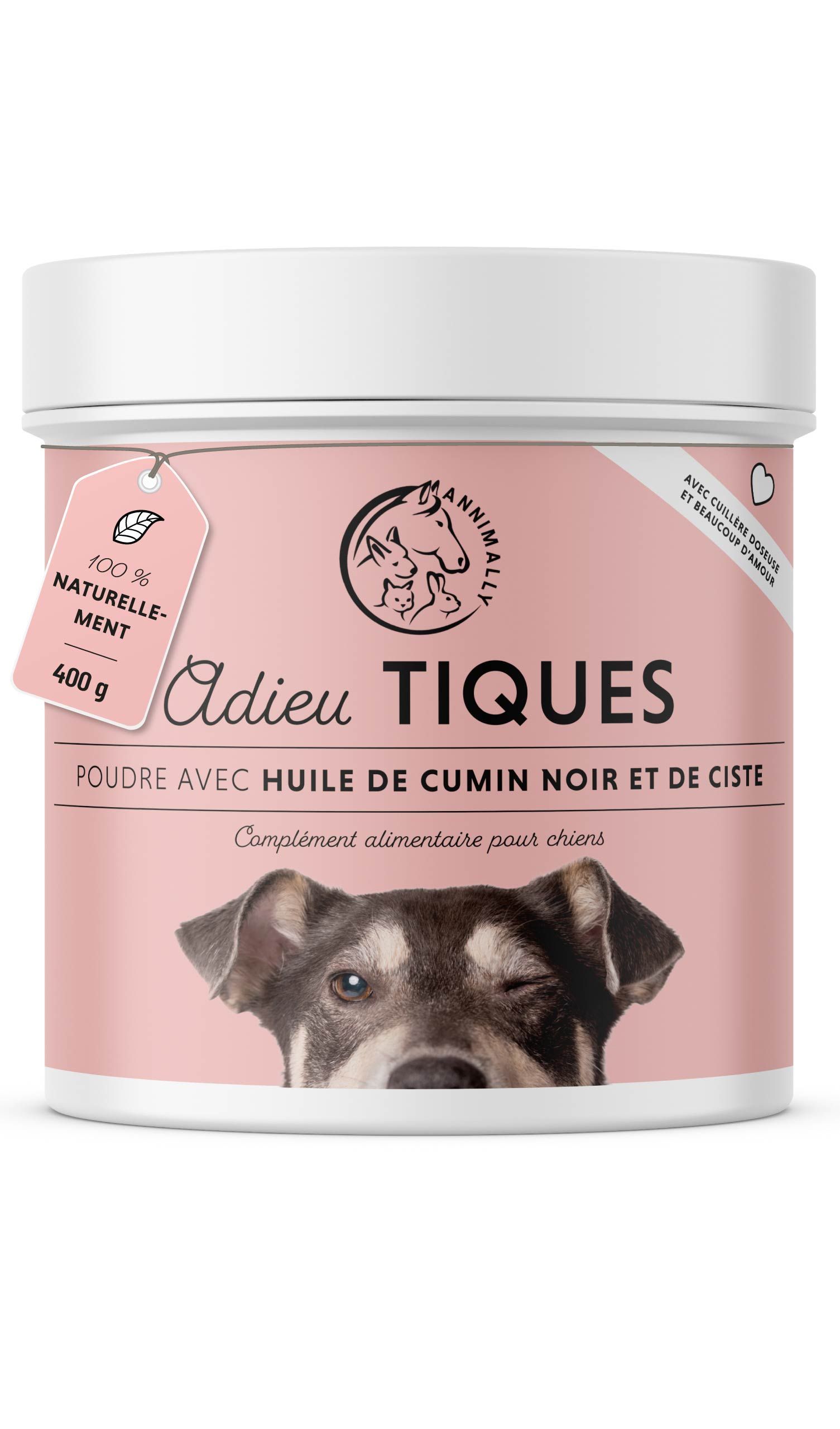 Boîte de poudre pour chiens. Inscription : Adieu TIQUES, 100% naturel, 400 g. Chien avec un clin d'œil.