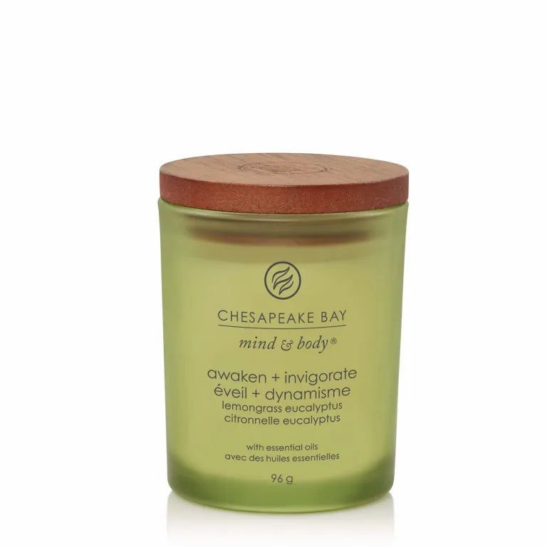 Bougie verte en verre avec couvercle en bois. Inscription: Chesapeake Bay mind & body, awaken + invigorate, 96 g.