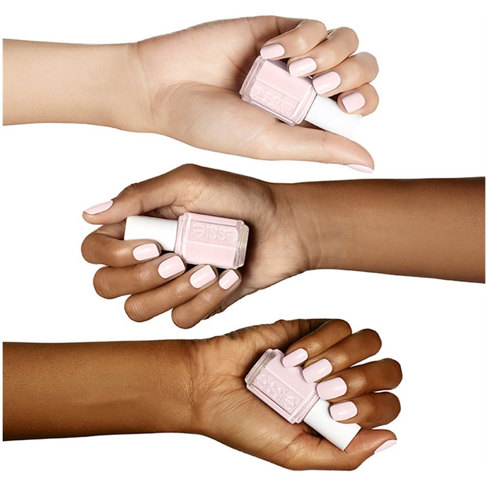 Drie handen met Essie nagellak in zachtroze op verschillende huidtinten.