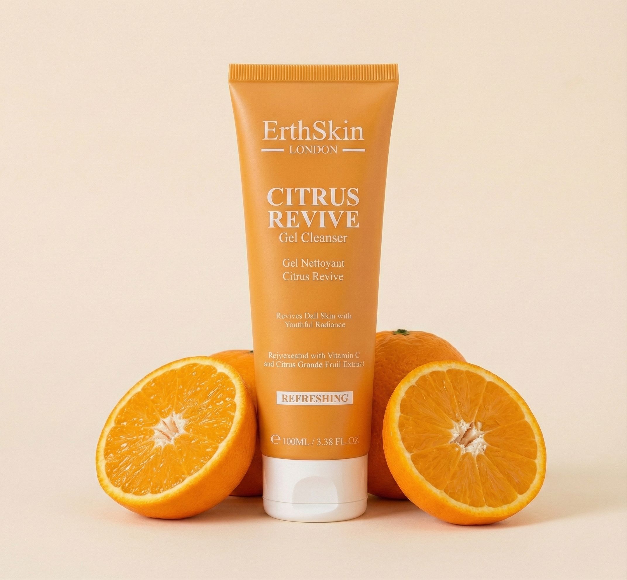 Tube orange avec nom du produit et oranges. Inscription : ErthSkin London CITRUS REVIVE Gel Cleanser. Deux moitiés d'orange.