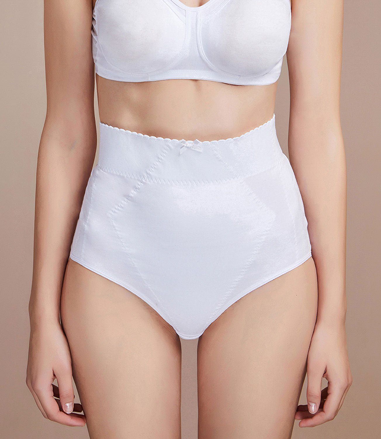 Culotte gainante blanche taille haute. Bord festonné avec nœud. Panneaux façonnés.
