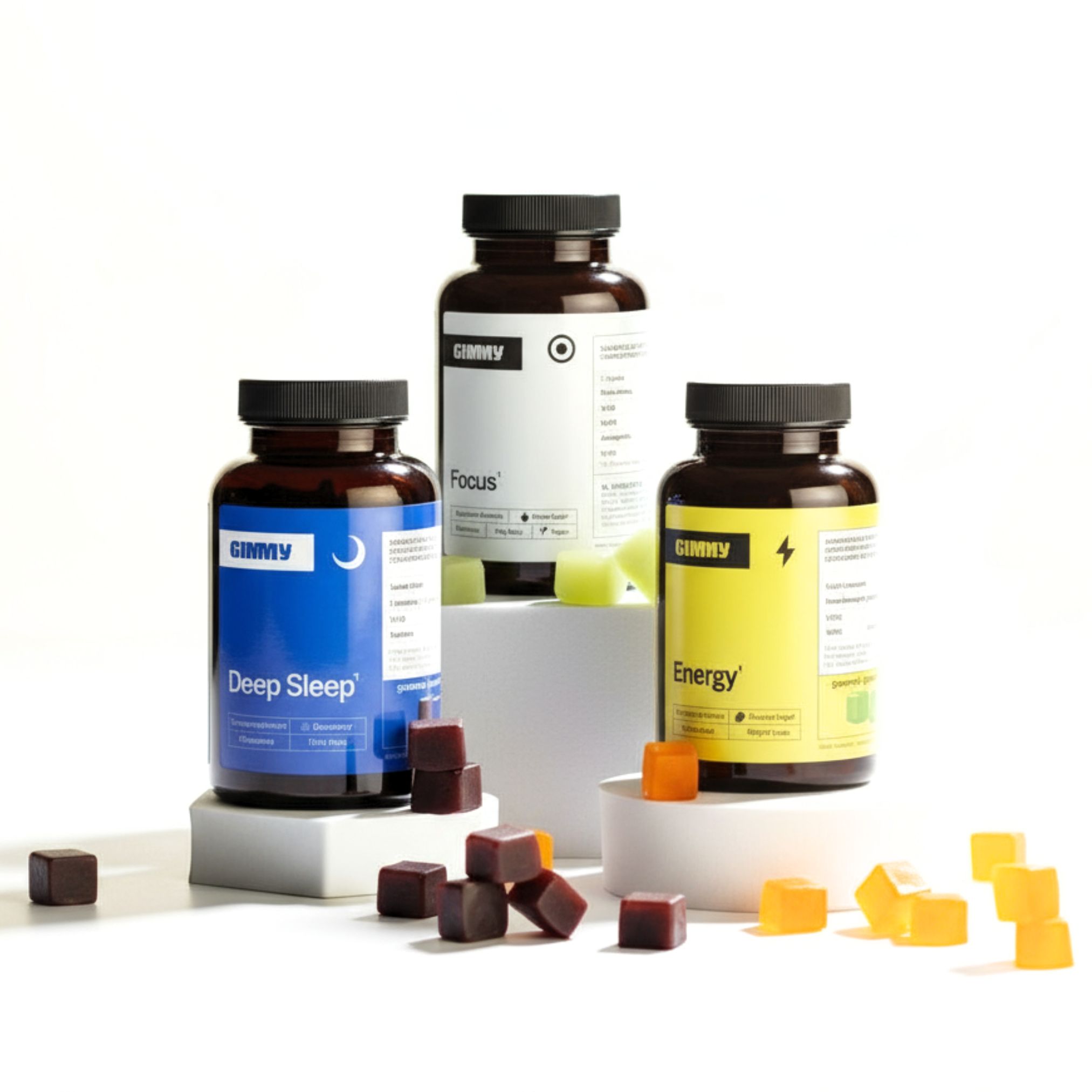 Trois flacons de compléments alimentaires GIMMY. Un flacon avec l'inscription « Deep Sleep », un avec « Focus » et un avec « Energy ».