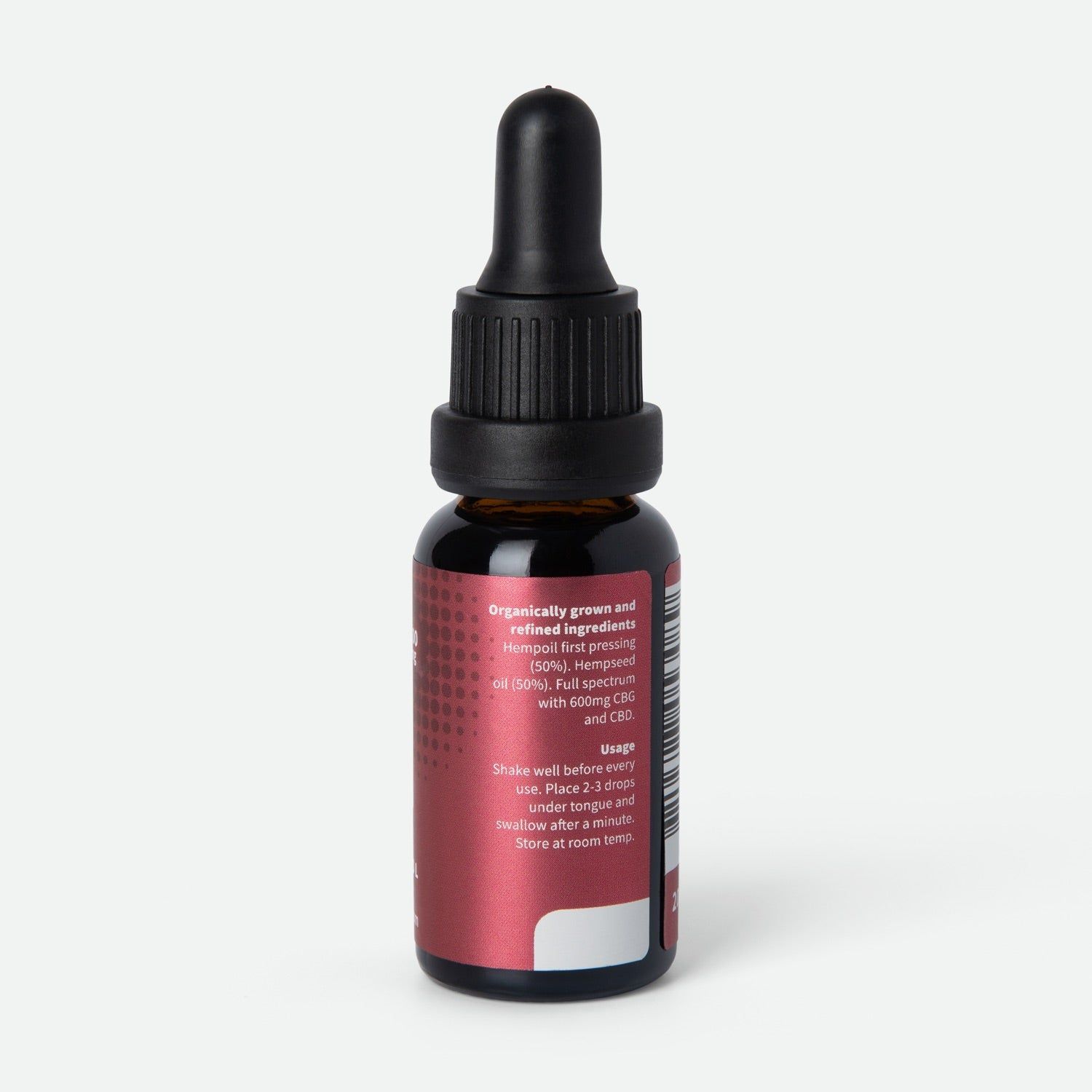 Bruine glazen fles met zwarte druppelaar. Rood etiket met tekst: Biologisch, hennepolie, met 3% CBG en CBD. Gebruiksaanwijzing.