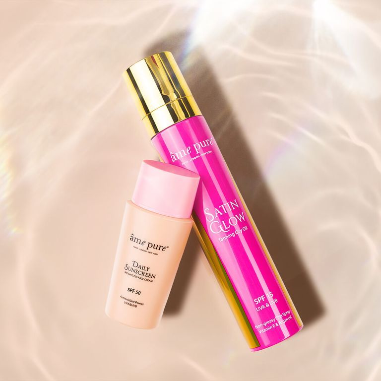 Âme Pure Daily Sunscreen SPF 50 et Satin Glow Tanning Dry Oil sur fond clair.