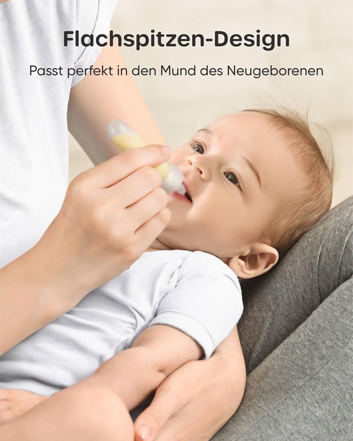 Un bébé reçoit du colostrum d'un tube de collecte Nuliie à embout plat, adapté à sa bouche.