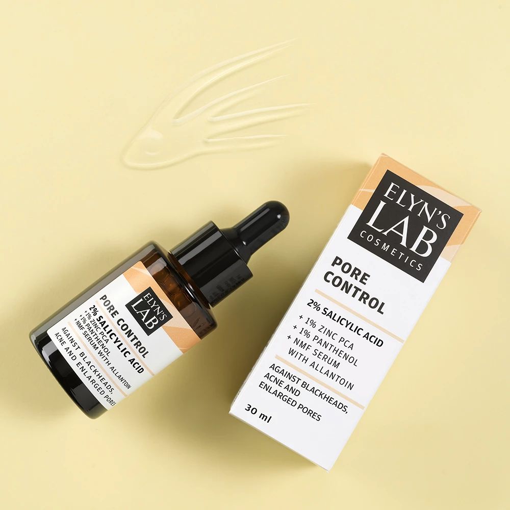 Flacon et emballage sur fond jaune. Flacon avec pipette, emballage avec informations produit : Pore Control, 2% acide salicylique, 1% zinc PCA.
