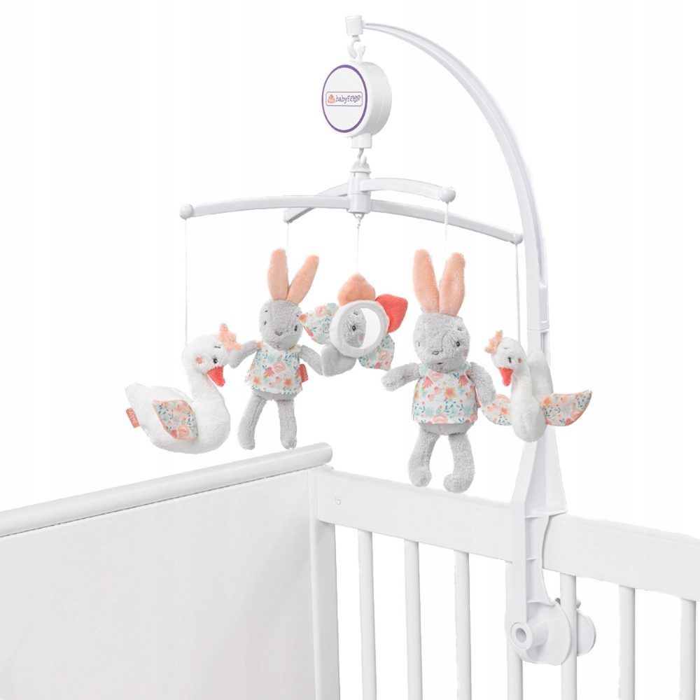 Mobile fixé au lit bébé. Animaux en tissu : deux lapins, deux cygnes et un miroir. Structure blanche. Accents roses et bleus.