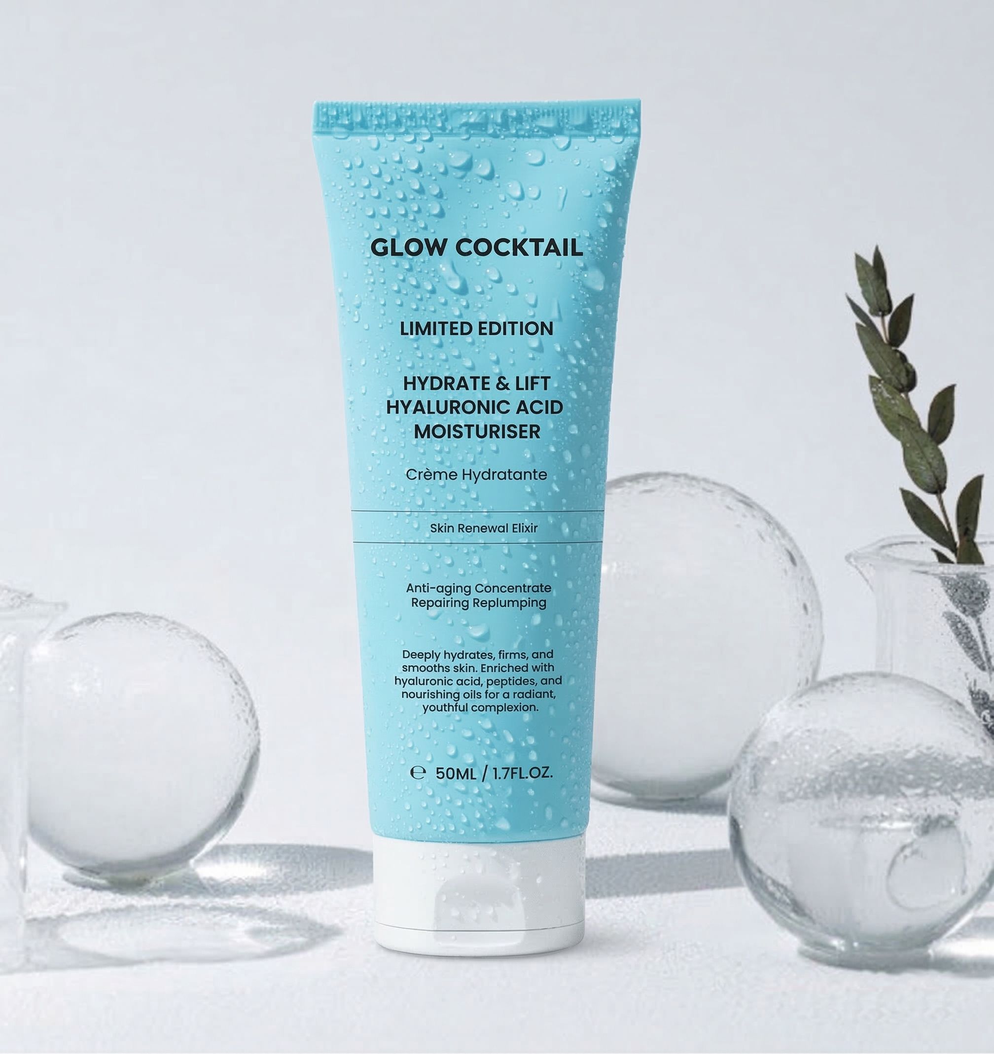 Un tube bleu clair avec l'inscription "Glow Cocktail Hydrate & Lift Hyaluronic Acid Moisturiser", entouré de gouttes d'eau et d'objets en verre.