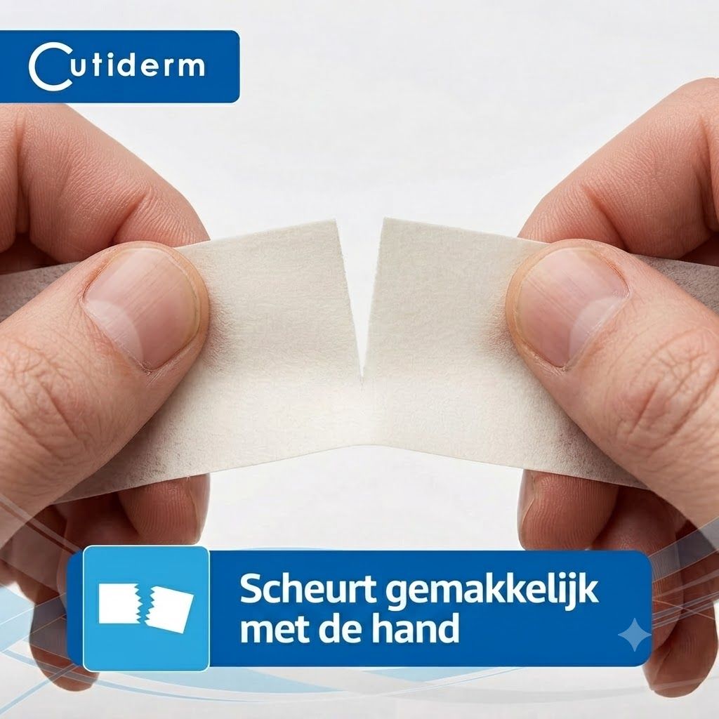 Cutiderm-pleister wordt met de hand afgescheurd. Het verband is wit en flexibel.