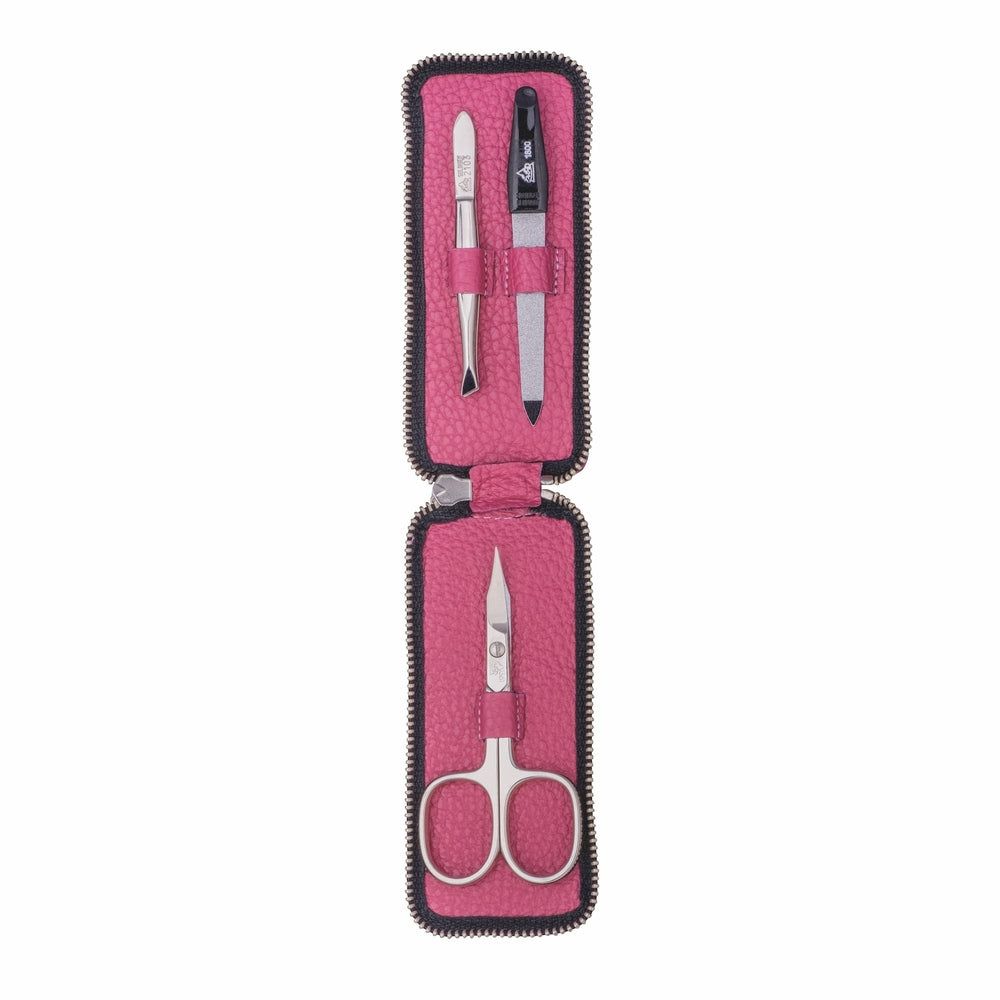 Roze etui met manicure set. Bevat schaar, vijl, pincet en gereedschap. Zwarte ritssluiting.