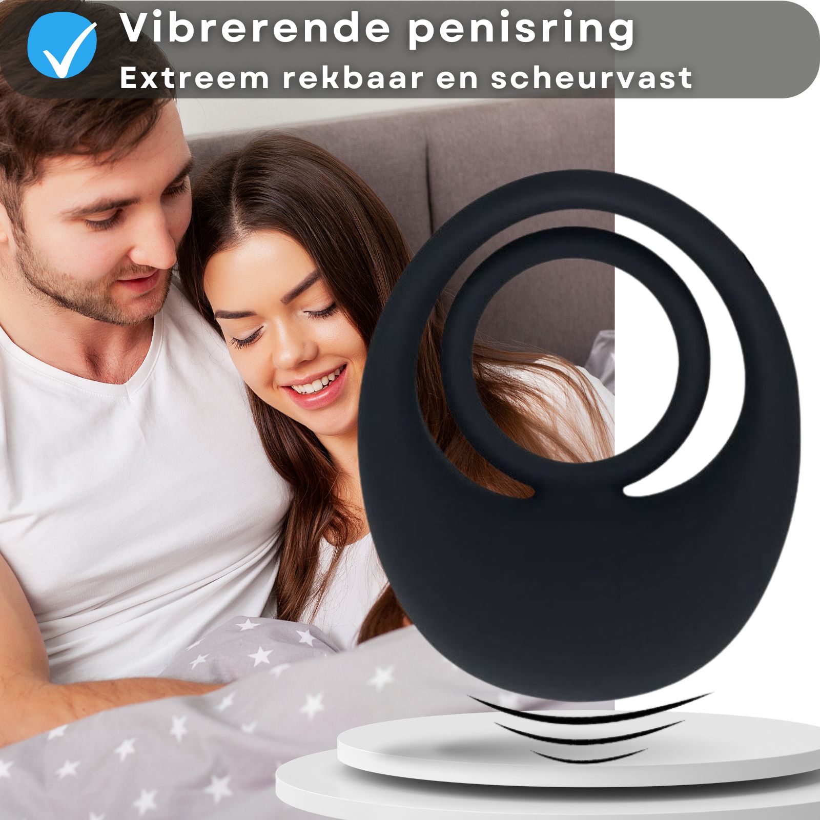 Koppel kust elkaar. Zwarte penisring met twee ringen. Op voetstuk.