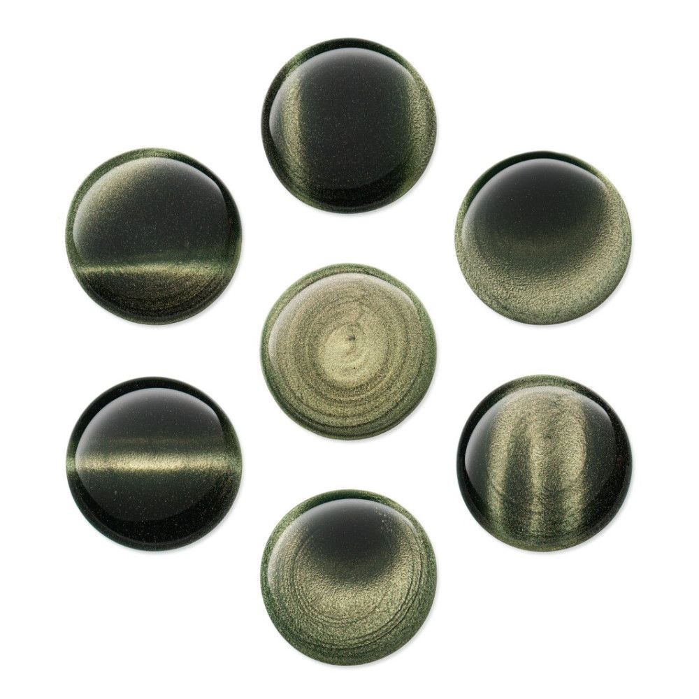 Sept pierres rondes vertes avec des rayures dorées, disposées en cercle.