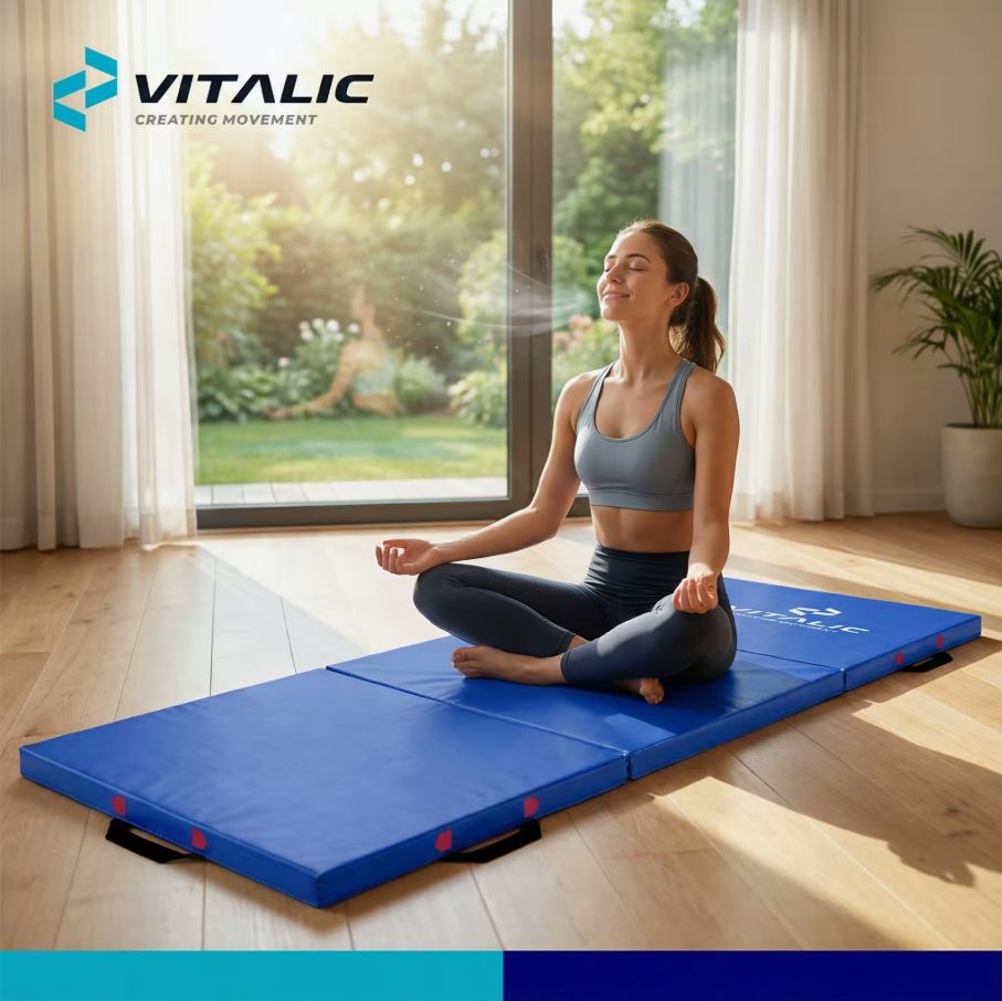 Femme méditant sur tapis de fitness bleu. Logo et poignées visibles.