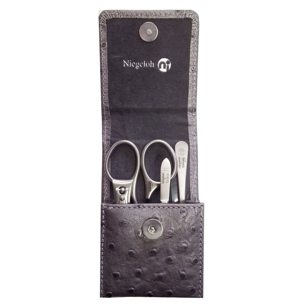 Grijze manicure set in etui met struisvogel lederlook. Bevat schaar, nagelvijl en pincet. Merk Niegeloh.