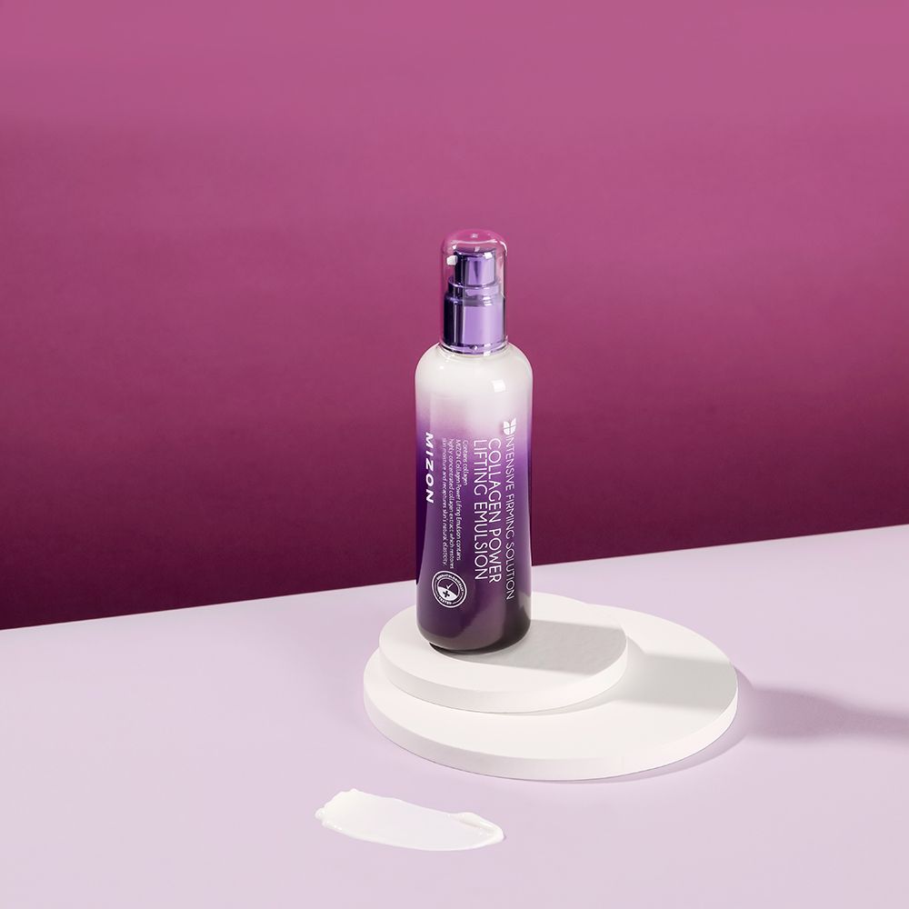 Flacon MIZON Collagen Power Lifting Emulsion sur socle. Goutte de crème. Texte : Collagen Power Lifting Emulsion.