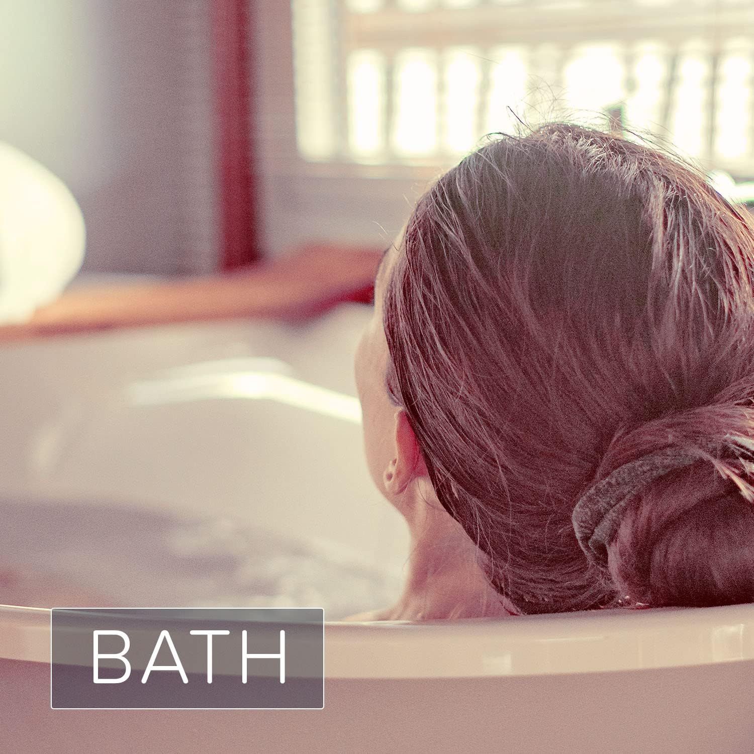 Persoon in een bad. Tekst: BATH.