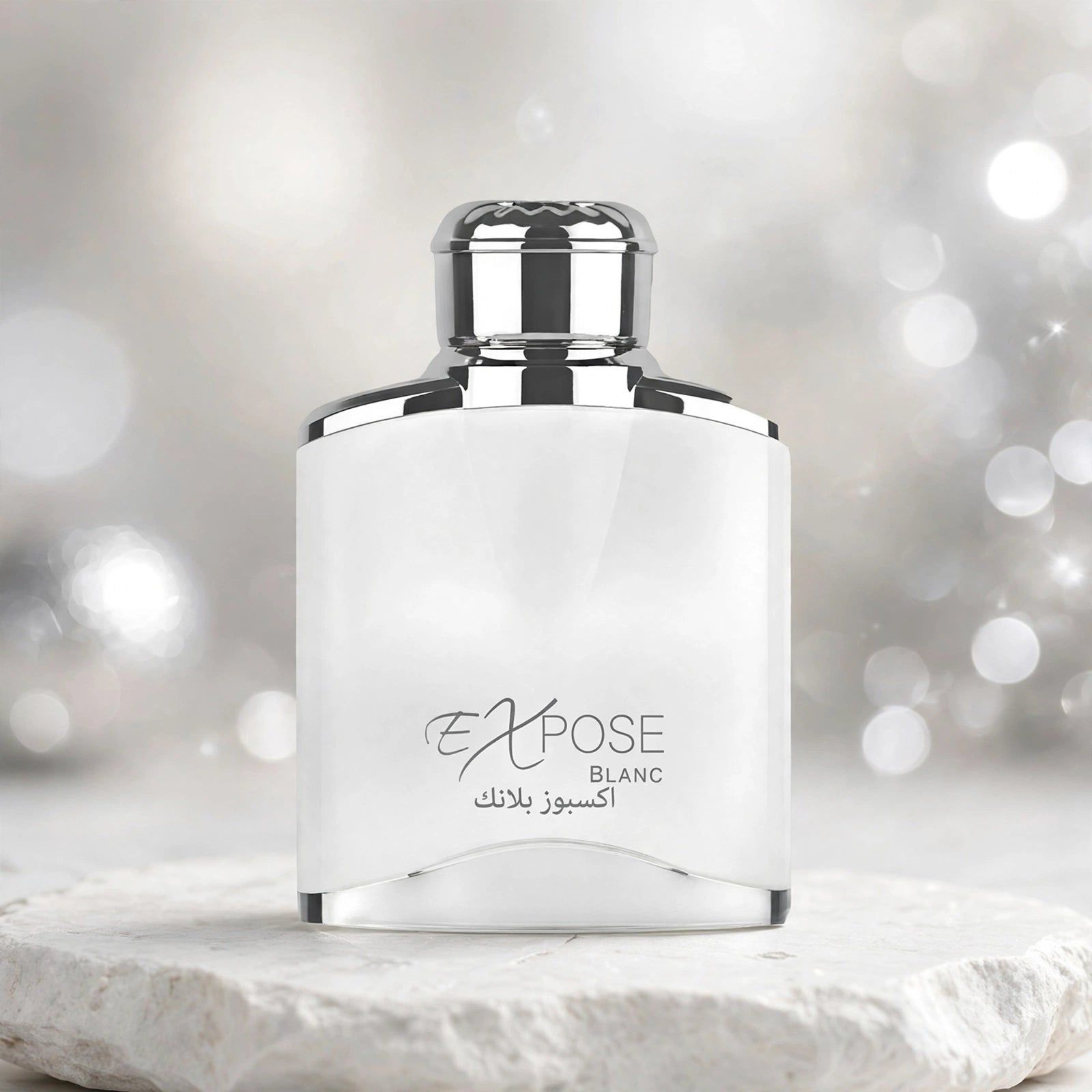 Flacon de parfum blanc avec bouchon argenté, inscription "EXPOSE BLANC".