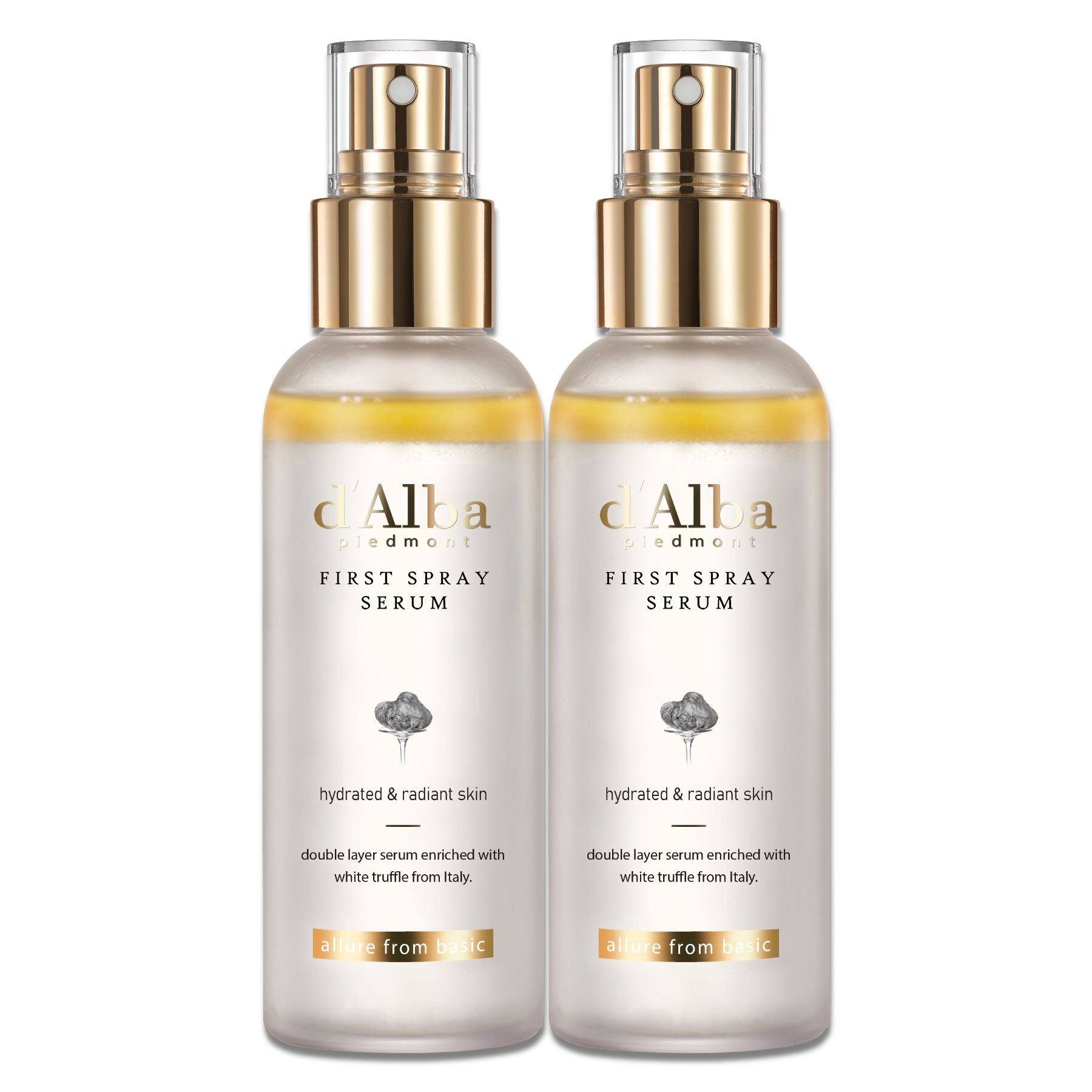 Twee spuitflessen met goudkleurige doppen. Opschrift: d'Alba, First Spray Serum. Tekst: hydrated & radiant skin, double layer serum.