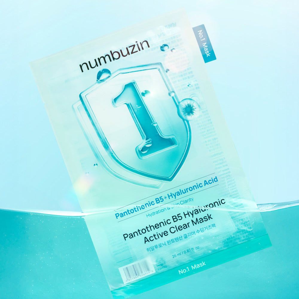 Verpakking van een velmasker met hyaluronzuur en B5 die in water duikt.