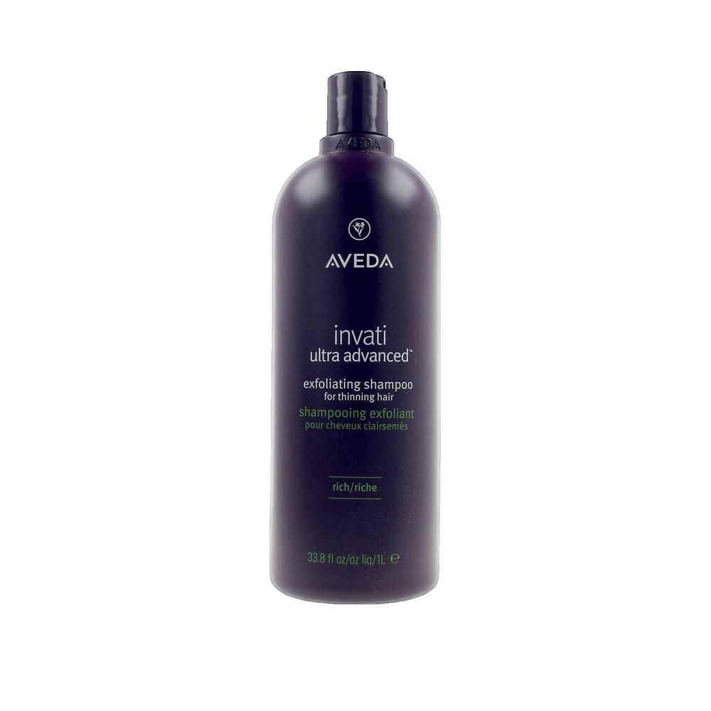 Donkerpaarse fles met AVEDA-logo en tekst. Bevat Invati Ultra Advanced Exfoliating Shampoo voor dunner wordend haar.