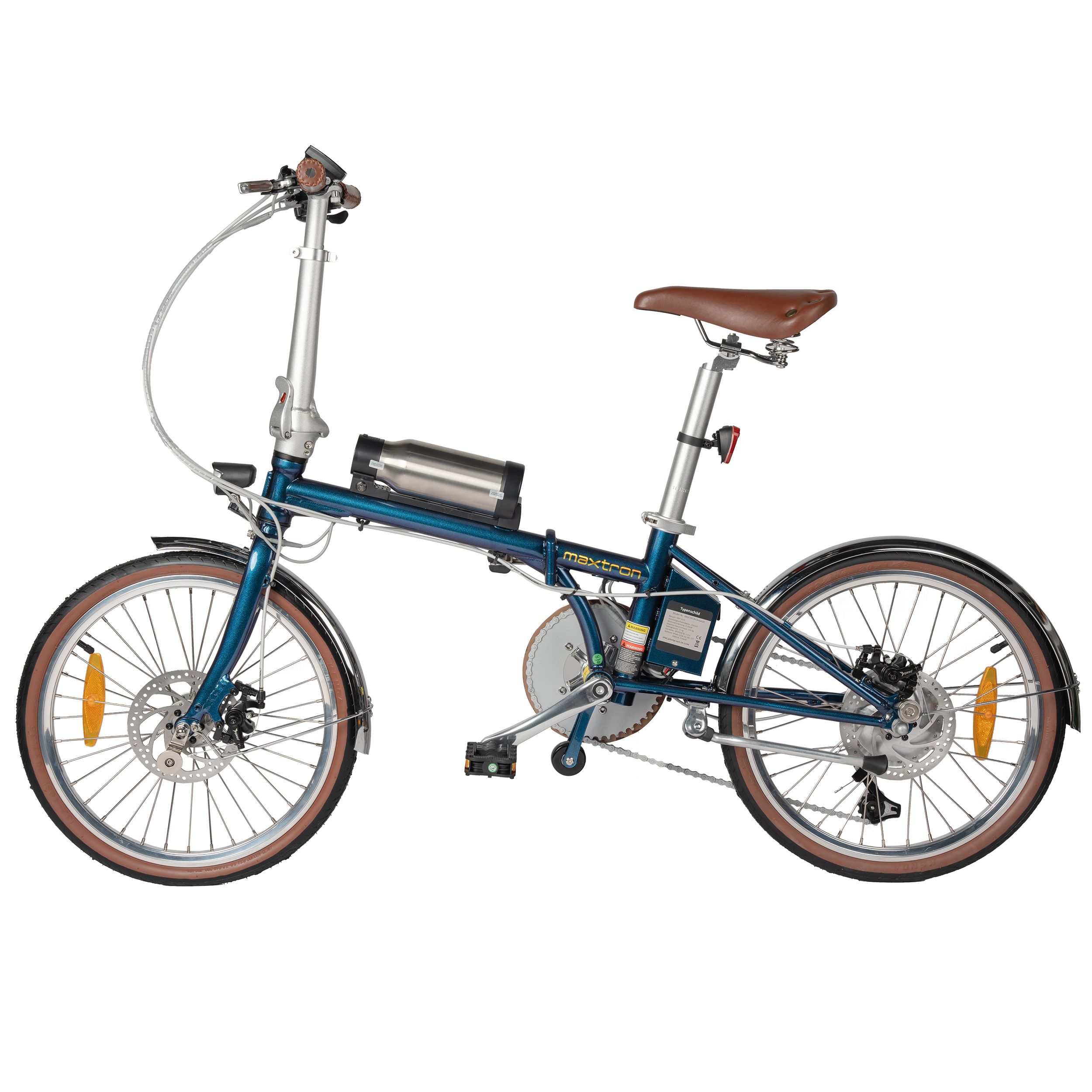 Vélo électrique bleu avec selle et pneus marron. Batterie argentée sur le cadre. Garde-boue et porte-bagages.